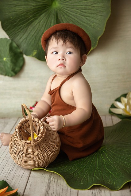 亚洲幼儿, 宝宝拍摄, 越南, 婴儿, 学步的儿童, 自然, 树叶, 莲花